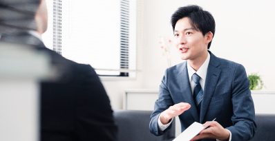 担当者がご案内する様子